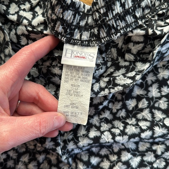 Vintage Honors Apparel Black and White Long shorts with Floral Print medium - Picture 7 of 10